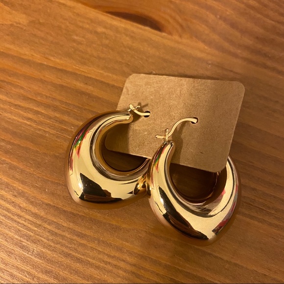 Boutique//Heart Shape Hoop Earrings - Picture 3 of 4